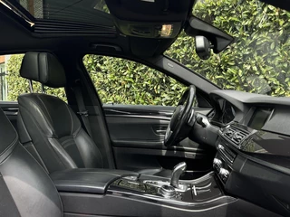 BMW 5 Serie BMW 5-serie 528xi High Executive, NL AUTO, NAP, PANO, NAVI, CRUISE, ECC-AIRCO, HUD, DODEHOEK, COMFORT STOELEN, CAMERA, LICHTMETAAL 17