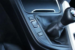 BMW 3 Serie ➡️ BMW 3-serie 320i F30 Centennial High Executive Sedan Facelift | 184 pk | NL auto | 2e eigenaar | 4 cilinder | LED | Leer | Navi | Camera | Sporstuur | Cruise control | Climate control - afbeelding nr 27