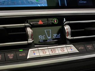 BMW 3 Serie BMW 3-serie Touring 320e M Sport (PANORAMADAK,APPLE CARPLAY,NAVI,SFEERVERLICHTING,STOELVERWARMING,CAMERA,LEDER,CRUISE,CLIMATE) - afbeelding nr 21