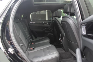 Porsche Cayenne Porsche Cayenne Coupé 3.0 / Trekhaak / Panoramadak / Camera / Luchtvering / 22'' / Bose / Stoelventilatie / Sportchrono / Stoelverwarming / DAB / ACC - afbeelding nr 12