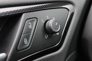 Volkswagen Golf Panoramadak, Camera, Climate, Navigatie, Bluetooth, DAB, Trekhaak, 18'' - afbeelding nr 29