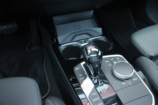 BMW 1 Serie BMW 1-serie 118i 140PK AUTOMAAT EXECUTIVE EDITION | PANORAMISCH SCHUIF/KANTELKDAK | AFNEEMBARE TREKHAAK | DRAADLOZE TELEFOONLADER | DRAADLOZE APPLE CARPLAY/ANDROID AUTO | NAVIGATIE | ACHTERUITRIJ CAMERA | PARKEERSENSOREN VOOR EN ACHTER | CRUISE CONTROL | FULL LED KOPLAMPEN | CLIMATE CONTROL | ALL SEASON BANDEN | 17