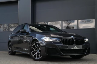 BMW 5 Serie Touring 530e |M-SPORT| ShadowLine Panodak LaserLed Headup Leder LiveCockpit Trekhaak Sfeerverlicht Fabrieksgarantie 40000KM BJ2024