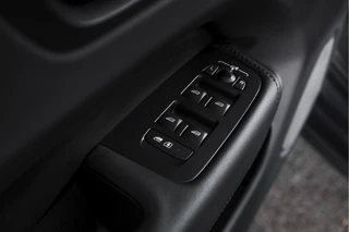 Volvo XC60 Volvo XC60 2.0 T6 Plug-in hybrid AWD Plus Dark | S/K-Panodak | Dig. Cockpit | Adapt. Cruise | Memory Stoelen | Elek. Klep | Stoel-+stuurverw. | 360 Camera | Harman/Kardon | NAV+App. Connect | LM 19