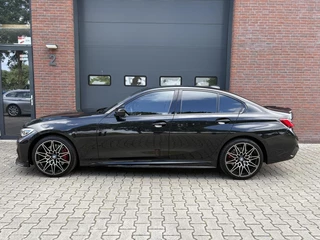 BMW 3 Serie BMW 3-serie 330i High Executive, M Pakket, Schuifdak, 19