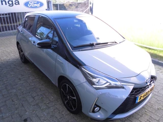 Toyota Yaris Toyota Yaris 1.5 Hybrid Dynamic Automaat two-tone-camera-pdc - afbeelding nr 11