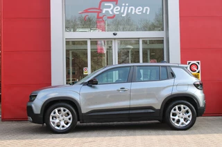 Jeep Avenger Jeep Avenger ALTITUDE 156PK 54 kWh | 3-FASE | ELEKTRISCH BEDIENBARE ACHTERKLEP | ACHTERUITRIJ CAMERA | NAVIGATIE | DRAADLOZE APPLE CARPLAY/ANDROID AUTO | ALL SEASON BANDEN | LICHTMETALEN VELGEN 17