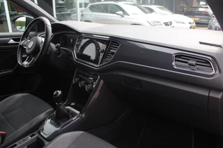 Volkswagen T-Roc Volkswagen T-Roc 1.5 TSI Sport Business 3x R-Line / Camera / Virtual Cockpit / Navigatie / 19'' / Keyless / Stoelverwarming / ACC - afbeelding nr 13