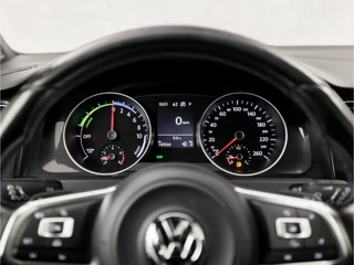 Volkswagen Golf 204Pk Automaat (SCHUIFDAK, APPLE CARPLAY, NAVIGATIE, CLIMATE, STOELVERWARMING, CAMERA, SPORTSTOELEN, GETINT GLAS, CRUISE, NIEUWE APK, NIEUWSTAAT) - afbeelding nr 23