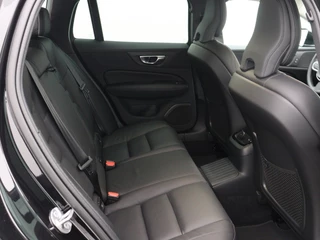 Volvo V60 Volvo V60 2.0 T6 Essential Edition | Driver Assist | Leder | Climate | 19