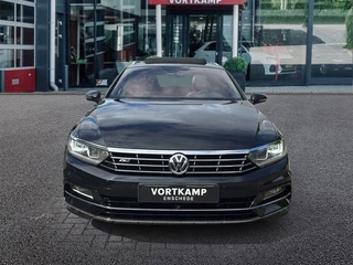 Volkswagen Passat Volkswagen Passat 1.8 TSI DSG R-LINE PANO-DAK/TREKHAAK/360-CAMERA/LEDER/NAVI/ACC/CARPLAY - afbeelding nr 2
