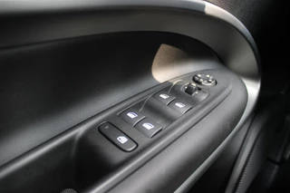 Jeep Avenger Jeep Avenger ALTITUDE 156PK 54 kWh | 3-FASE | ELEKTRISCH BEDIENBARE ACHTERKLEP | ACHTERUITRIJ CAMERA | NAVIGATIE | DRAADLOZE APPLE CARPLAY/ANDROID AUTO | ALL SEASON BANDEN | LICHTMETALEN VELGEN 17