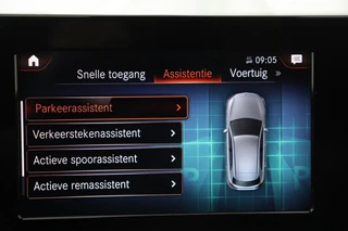 Mercedes-Benz A-Klasse Mercedes-Benz A-klasse 250e AMG | Panoramadak | Stoelverwarming |  Carplay | Navigatie | Full LED | Half leder | Sportstoelen | Park Assist - afbeelding nr 18