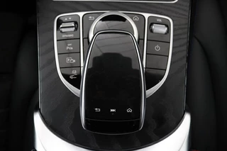 Mercedes-Benz C-Klasse Mercedes-Benz C-klasse 300e AMG | Panoramadak | Stoelverwarming |  360 camera | Trekhaak | Carplay | Dodehoek detectie | Matrix LED | Navigatie | Half leder - afbeelding nr 10