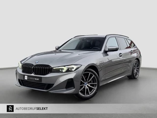 BMW 3 Serie Touring 320e | Trekhaak | Nieuw model | Carplay | Camera | Skyscraper grau | Sfeerverlichting | Widescreen | M Shadow