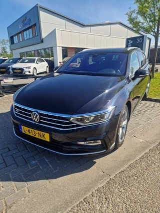 Volkswagen Passat Volkswagen Passat Variant 1.5 TSI R-Line Business +150 pk DSG panodak,Trekhaak,digdash, - afbeelding nr 2