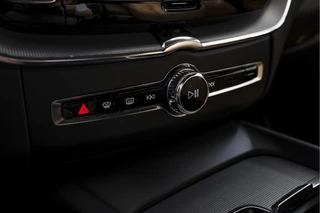 Volvo XC60 Volvo XC60 2.0 T4 Inscription 190 PK - Automaat | Dig. Cockpit | Elek. Trekhaak | Adapt. Cruise | Memory | Stoel-+Stuurverw. | PDC | Camera | NAV | ECC | Elek. Klep | LM 19