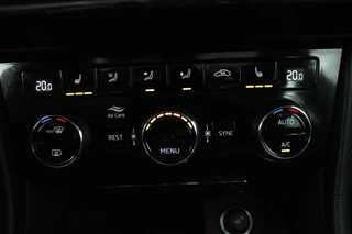 Škoda Superb Skoda Superb Combi 1.5 TSI ACT Ambition Business (PANORAMADAK, STOELVERWARMING, TREKHAAK, ELEKTR STOELEN, NAVIGATIE, NL-AUTO) - afbeelding nr 18