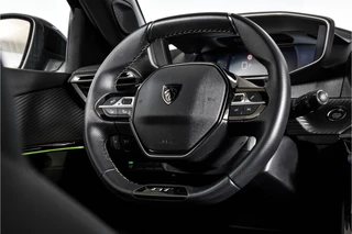 Peugeot 2008 Peugeot 2008 1.2 PureTech 130 PK GT - Automaat | Dig. Cockpit | Adapt. Cruise | Elek. stoel | Stoelverw. | PDC | Camera | NAV+App. Connect | Auto. Airco | LM 17