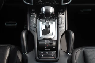 Porsche Cayenne Porsche Cayenne 3.0 S E-Hybrid / Panoramdak / Camera / 20'' / Luchtvering / Bose / Sportchrono / Stuurverwarming / Leder / Stoelverwarming / Cruise Control - afbeelding nr 23