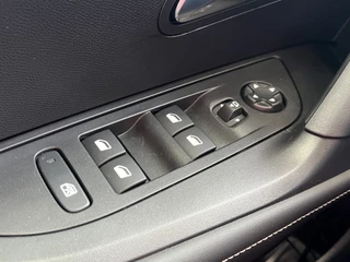 Peugeot 2008 Peugeot 2008 1.2 130 PK Automaat Allure Navi* Carplay Camera Stoelverwarming ACC DAB Keyless 17 Inch Velgen Parkeersensoren - afbeelding nr 30