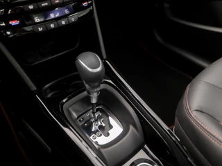 Peugeot 2008 Automaat (PANORAMADAK, APPLE CARPLAY, NAVIGATIE, CLIMATE, STOELVERWARMING, LEDER, SPORTSTOELEN, GETINT GLAS, CRUISE, LM VELGEN, NIEUWSTAAT) - afbeelding nr 11