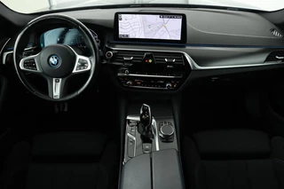 BMW 5 Serie BMW 5-serie 545e xDrive M Sport | Trekhaak | Adaptive cruise |  Stoel & stuurverwarming | Alcantara | Camera | Carplay | Sfeerverlichting | 19'' | Full LED | Park Assist - afbeelding nr 8