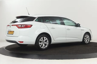 Renault Mégane Renault Mégane 1.3 TCe Limited | Carplay | Keyless | Navigatie |  Climate control | Parkeerhulp | Cruise control | DAB | Bluetooth - afbeelding nr 24