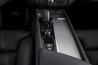 Volvo XC60 Volvo XC60 2.0 T6 Plug-in hybrid AWD Plus Dark | S/K-Panodak | Dig. Cockpit | Adapt. Cruise | Memory Stoelen | Elek. Klep | Stoel-+stuurverw. | 360 Camera | Harman/Kardon | NAV+App. Connect | LM 19