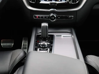 Volvo XC60 Volvo XC60 2.0 B4 R-Design | LED Koplampen | Half Lederen Bekleding | Memory Stoel | Stoelverwarming | Elektrische Kofferklep | Getint Glas - afbeelding nr 10