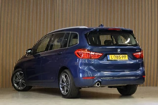 BMW 2 Serie BMW 2 Serie Gran Tourer 218i Luxury Line | 7-Zitter | HUD | Lederen bekleding | Stoel- en stuurverwarming | Navigatie | Camera | Adaptieve LED-koplamp | Sportstoelen | Alarm Klasse 3 | Elek. achterklep | DAB | Dealer onderhouden | NAP Logisch - afbeelding nr 3