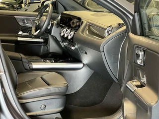 Mercedes-Benz GLA Mercedes GLA-klasse 180 AMG Line | Full | 360 Camera | Memory | Pano | Designo Matt Grey | Trekhaak | - afbeelding nr 19