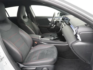 Mercedes-Benz A-Klasse Mercedes-Benz A-Klasse A180 AMG // Multibeam LED // Sfeerverlichting // Adaptief Onderstel // 19