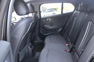 BMW 1 Serie BMW 1-serie 118i 140PK AUTOMAAT EXECUTIVE EDITION | PANORAMISCH SCHUIF/KANTELKDAK | AFNEEMBARE TREKHAAK | DRAADLOZE TELEFOONLADER | DRAADLOZE APPLE CARPLAY/ANDROID AUTO | NAVIGATIE | ACHTERUITRIJ CAMERA | PARKEERSENSOREN VOOR EN ACHTER | CRUISE CONTROL | FULL LED KOPLAMPEN | CLIMATE CONTROL | ALL SEASON BANDEN | 17