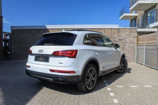 Audi Q5 Audi Q5 55 TFSI e Quattro Edition one | Pano | Camera | B&O | S-Line | Launch pakket onder andere voorzien van Panorama dak, sfeerverlichting, achteruitrijcamera, Bang & Olufsen, ACC, stuurverwarming, stoelverwarming, lane assist & keyless - afbeelding nr 2