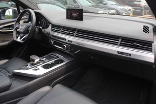 Audi SQ7 Audi SQ7 4.0 TDI quattro GRIJS KENTEKEN / Trekhaak / Panoramadak / 360Camera / Head-up / 23'' / Luchtvering / Keyless / Bose / Dodehoek / DAB / Apple CarPlay / Nachtzicht / Matrix LED / ACC / Stoelverwarming - afbeelding nr 12