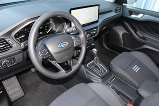 Ford Focus Trekgewicht 1.500kg ! Slechts 6.450km ! Ruim €. 9.000,- beneden de nieuwprijs ! Volautm. airco dual, navigatie, telefoonvoorb., adaptive cruise control, LED verlichting, metallic lak, camera, front-, lane- en side assist, LM wielen, Isofix etc. - afbeelding nr 26