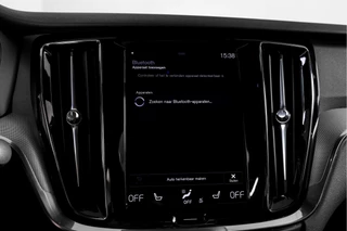 Volvo S60 Volvo S60 2.0 T5 250 PK Intro Edition - Automaat | Dig. Cockpit | Adapt. Cruise | Leder | Elek. bestuurderstoel met geheugen | Stoelverw. | PDC | Camera | NAV + App. Connect | ECC | DAB | Elek. Trekhaak | LM 19