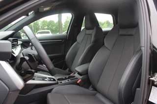 Audi A3 Audi A3 Sportback 30 TFSI S edition 32.429 km! / Virtual Cockpit / Apple CarPlay / Full LED / 17'' / Navigatie / Half leder / Parkeerhulp achter / ACC - afbeelding nr 4