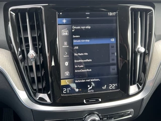 Volvo V60 Navigatie Sportstoelen Stoelverwarming Camera Elek. Bestuurderstoel Leder Trekhaak Dab Carplay NL Auto 1e Eigenaar Plug in Hybride BTW Auto - afbeelding nr 17