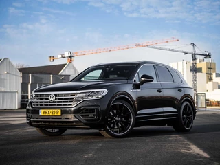 Volkswagen Touareg 3.0 V6 TDI 286PK R-Line Grijs Kenteken Pano 22'' ABT ACC Matrix Virtual Dynaudio CarPlay Standkachel Memory 360 camera Trekhaak Luchtvering