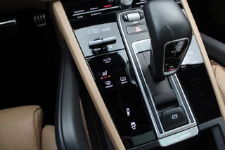 Porsche Cayenne Porsche Cayenne 3.0 E-Hybrid / Panoramadak / 360Camera / Luchtvering / 21'' / Softclose / Keyless / Sportchrono / Stuurverwarming / Stuurverwarming / DAB / Stoelverwarming / ACC - afbeelding nr 24