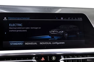 BMW 3 Serie BMW 3 Serie Touring 330e 292 PK xDrive High Executive M-Sport - Automaat | Dig. Cockpit | Cruise | Stoelverw. | PDC | 360 Camera | NAV + App. Connect | ECC | Elek. Klep | DAB | LM 18