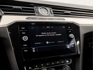 Volkswagen Passat 218Pk Automaat (DIGITAL COCKPIT, APPLE CARPLAY, GROOT NAVI, CAMERA, GETINT GLAS, ALCANTARA, SPORTSTOELEN, ADAPTIVE CRUISE, STOELVERWARMING, LED KOPLAMPEN, KEYLESS, NIEUWSTAAT) - afbeelding nr 26