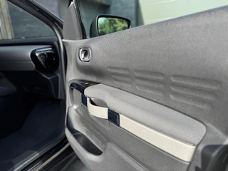 Citroën C4 Cactus Citroen C4 Cactus 1.2 PureTech Shine 110pk Navigatiesysteem | Climate control | Cruise control | Multifunctioneel stuurwiel | Trekhaak | Isofix | Getint glas | Inparkeerhulp | Parkeersensoren voor en achter | Achteruitrijcamera - afbeelding nr 48