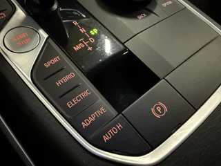 BMW 3 Serie BMW 3 Serie Touring 330e xDrive M-Sport PANO/LASER/360CAMERA/ADAPTIVE M-ONDERSTEL/ACC/LEER-ALCANTARA/19