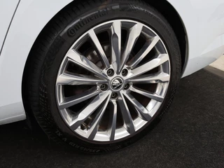 Škoda Superb Skoda Superb 1.4 TSI iV Laurin & Klement | Panoramadak | Leder | Stoelventilatie | Adaptive cruise | Canton Sound | Memory | 360 camera | Trekhaak | Standkachel | Keyless | Virtual Cockpit | PHEV - afbeelding nr 16