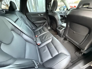 Volvo XC60 Volvo XC60 2.0 B5 Momentum Exclusive |Pano|Carplay|Leer|Memory|AutoPilot|HUD|El.Trekhaak|19