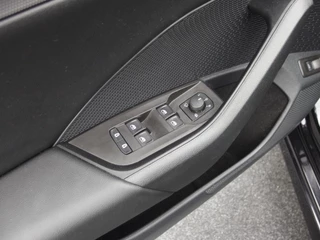 Škoda Octavia Škoda Octavia Combi 1.0 TSI Business Edition TREKHAAK / CARPLAY / SFEERVERLICHTING / NAVI / CLIMA / PDC / BLUETOOTH / CRUISE / NL-AUTO - afbeelding nr 32