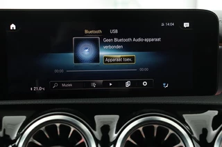 Mercedes-Benz A-Klasse Mercedes-Benz A-klasse 250e AMG Night | Carplay | Stoelverwarming |  Camera | Sfeerverlichting | Navigatie | Widescreen | Park Assist | Leder/Alcantara - afbeelding nr 18